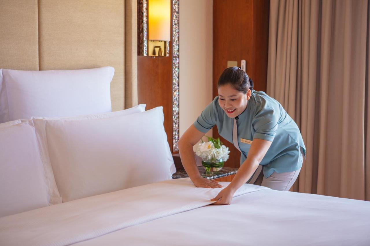 Jumeirah Messilah Beach Kuwait Kuwait City Exteriér fotografie A chambermaid making a bed
