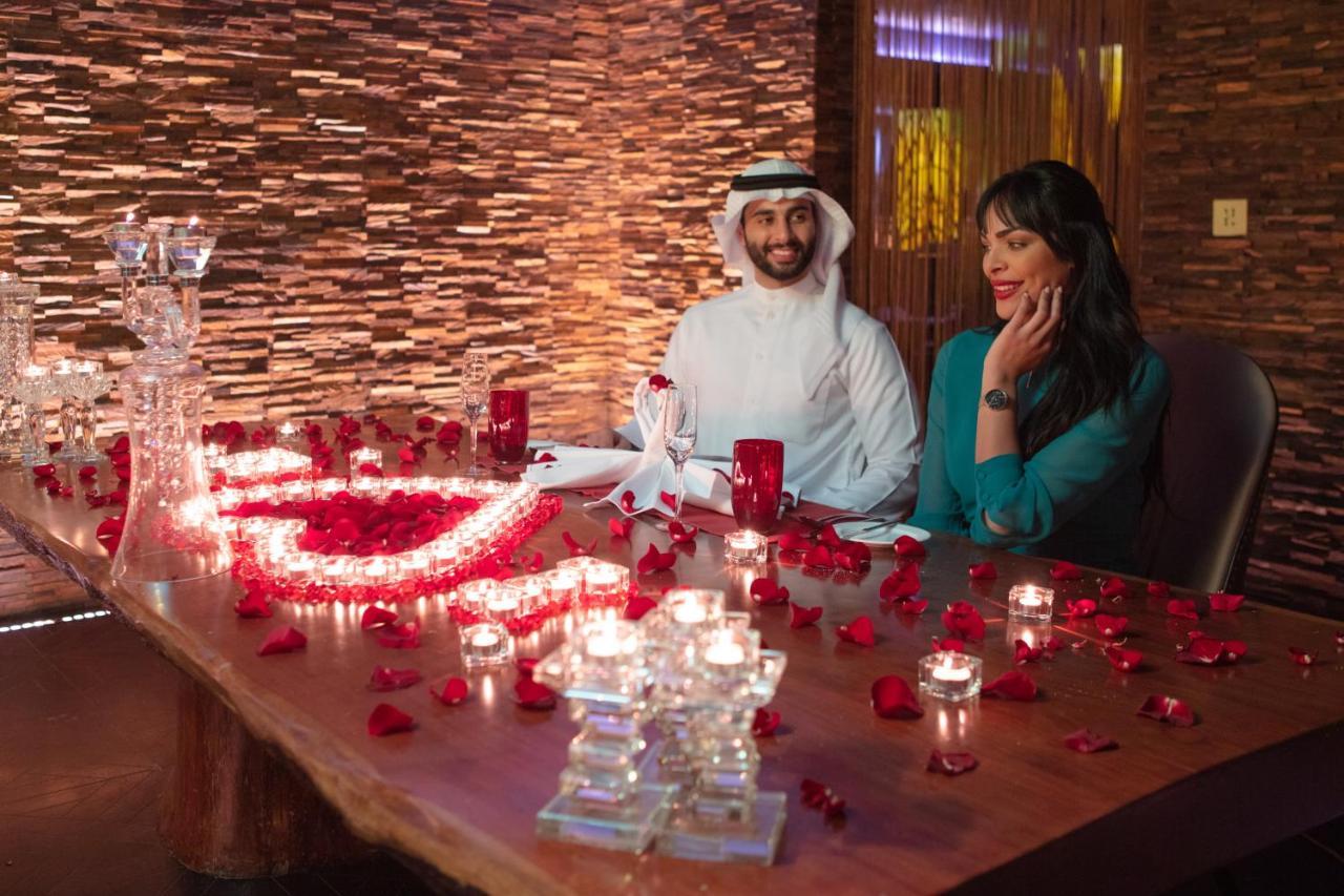 Jumeirah Messilah Beach Kuwait Kuwait City Exteriér fotografie A couple at a restaurant in Dubai