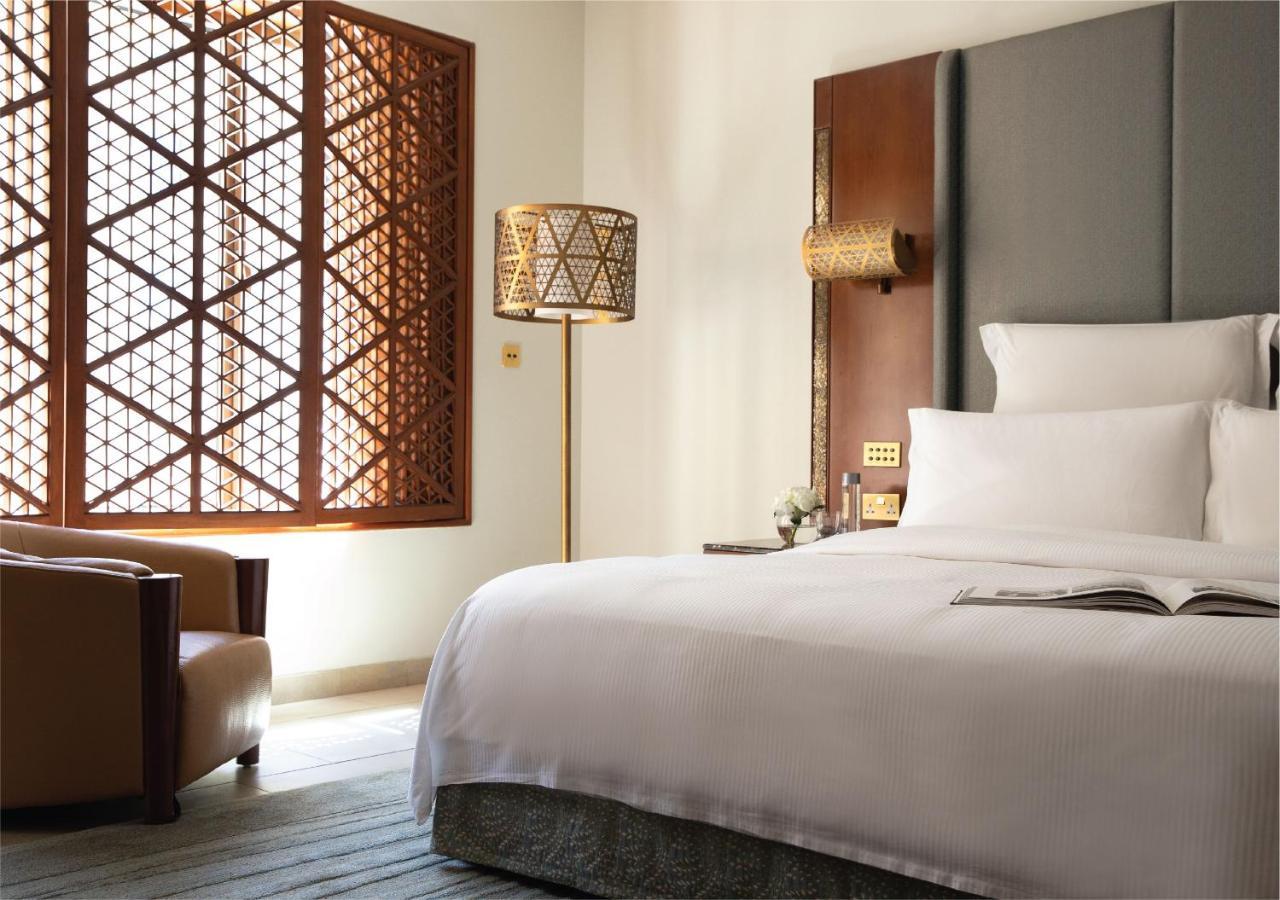 Jumeirah Messilah Beach Kuwait Kuwait City Exteriér fotografie A guest room at the Ritz-Carlton, DIFC