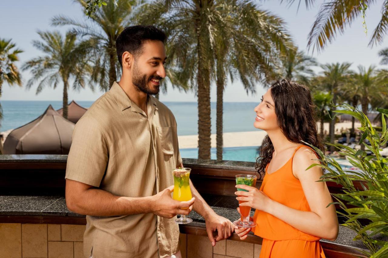 Jumeirah Messilah Beach Kuwait Kuwait City Exteriér fotografie A couple at Jumeirah Beach Hotel
