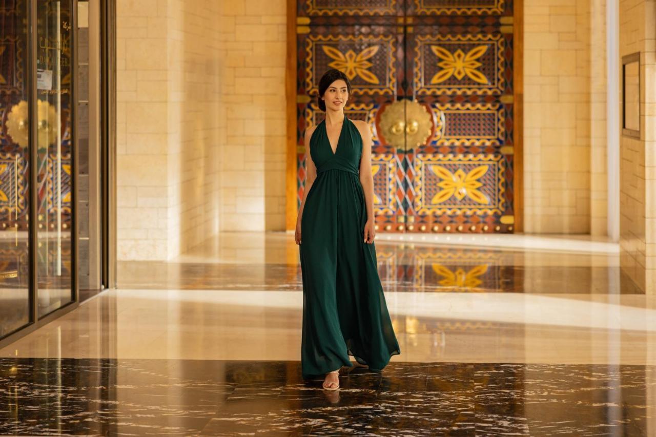 Jumeirah Messilah Beach Kuwait Kuwait City Exteriér fotografie A woman wearing a kaftan