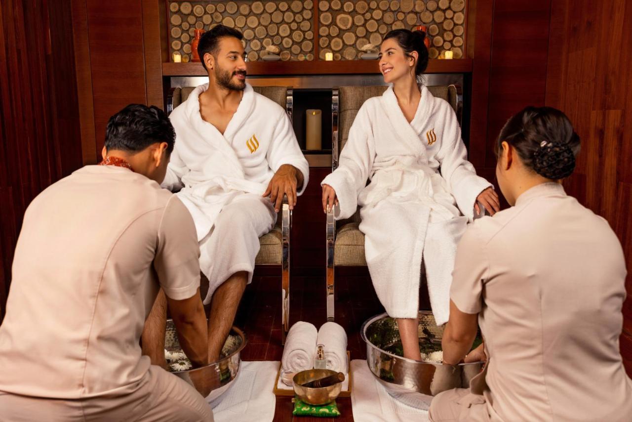 Jumeirah Messilah Beach Kuwait Kuwait City Exteriér fotografie A couple receiving a spa treatment