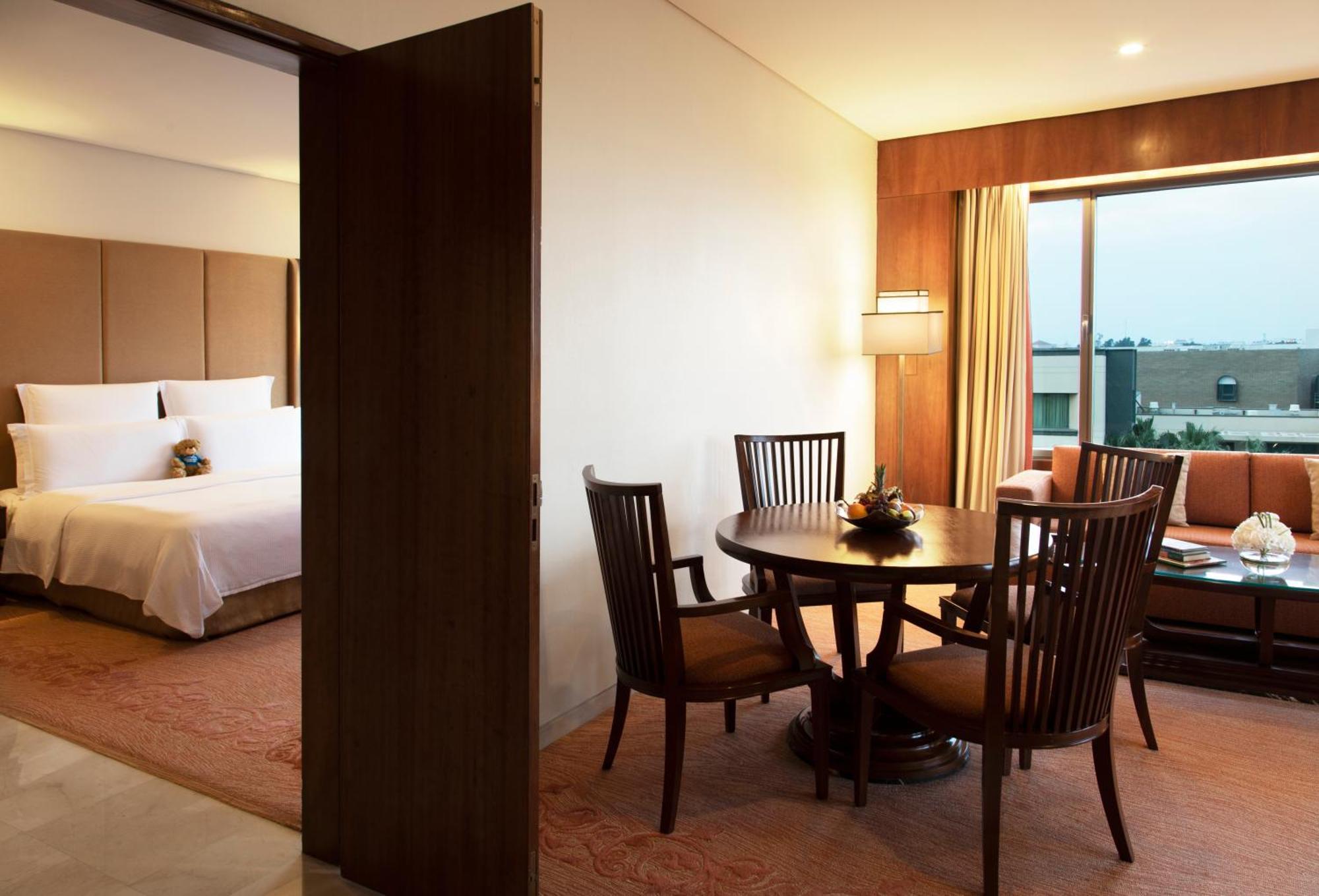 Jumeirah Messilah Beach Kuwait Kuwait City Exteriér fotografie A suite at the hotel