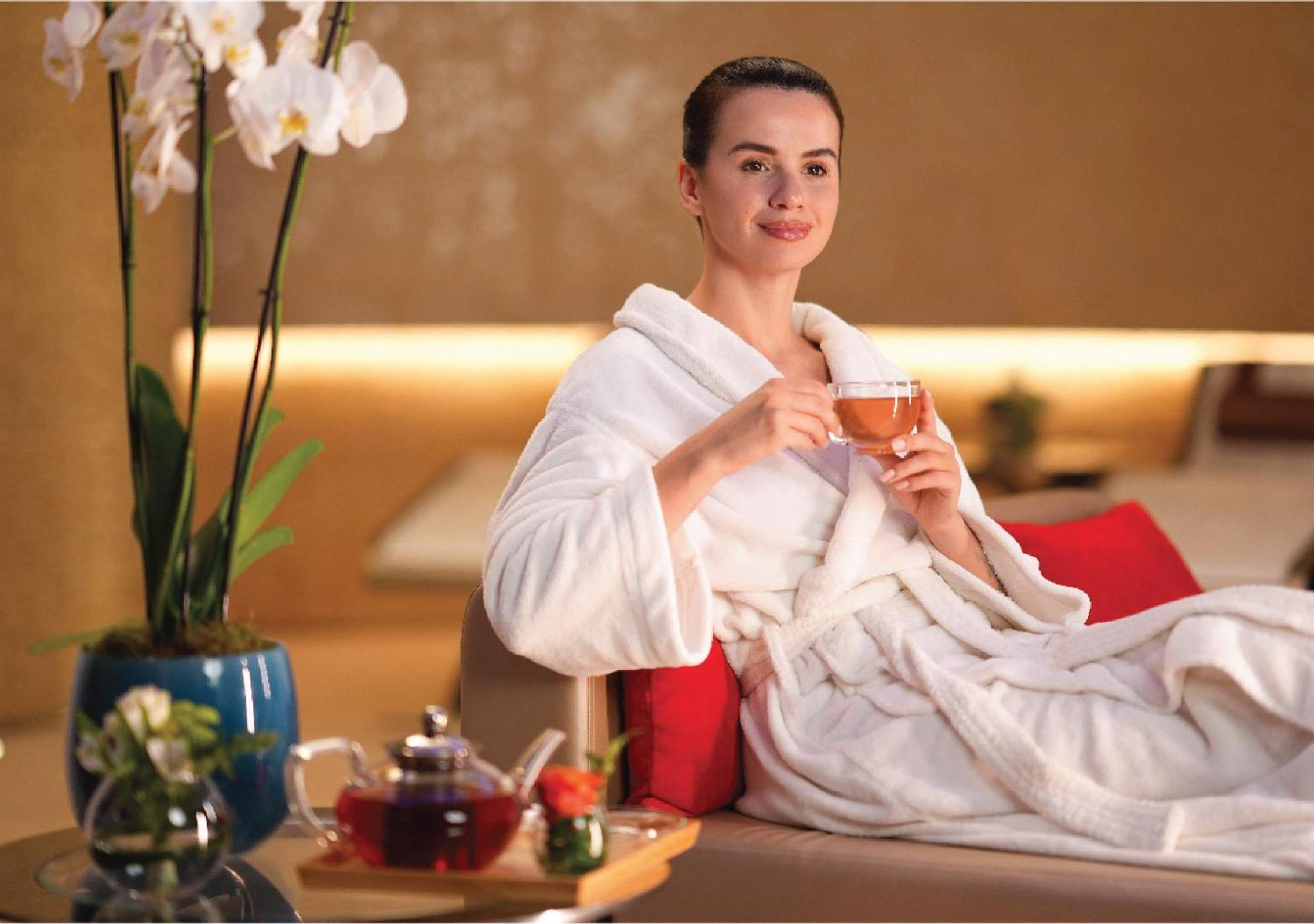 Jumeirah Messilah Beach Kuwait Kuwait City Exteriér fotografie A woman wearing a bathrobe