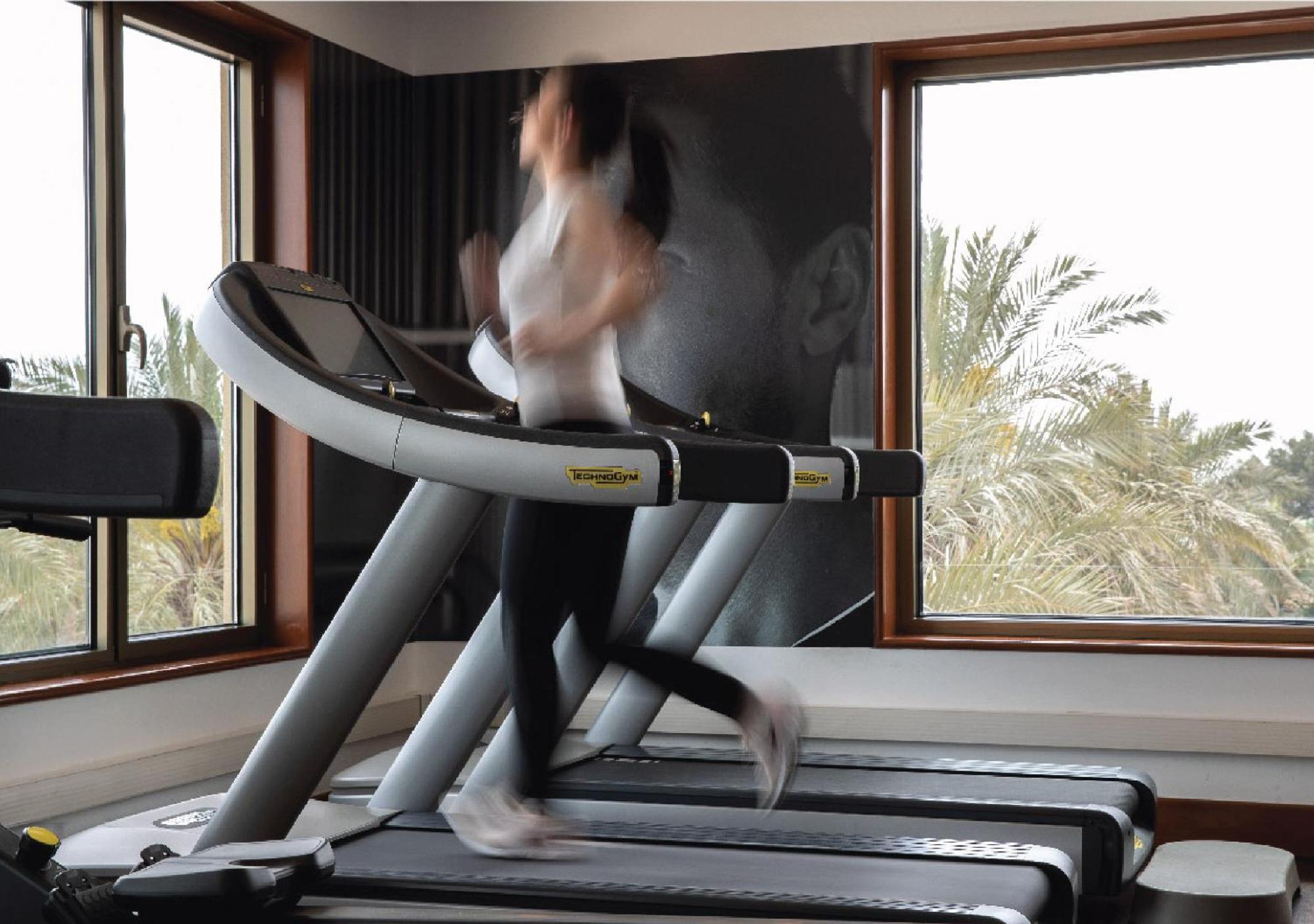 Jumeirah Messilah Beach Kuwait Kuwait City Exteriér fotografie A treadmill in use