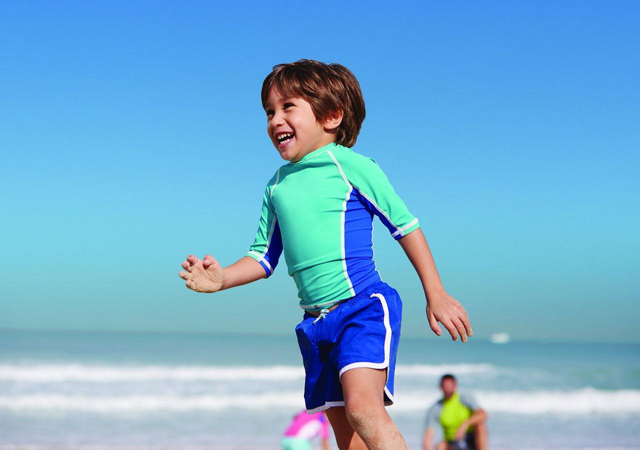 Jumeirah Messilah Beach Kuwait Kuwait City Exteriér fotografie A child wearing a rash vest