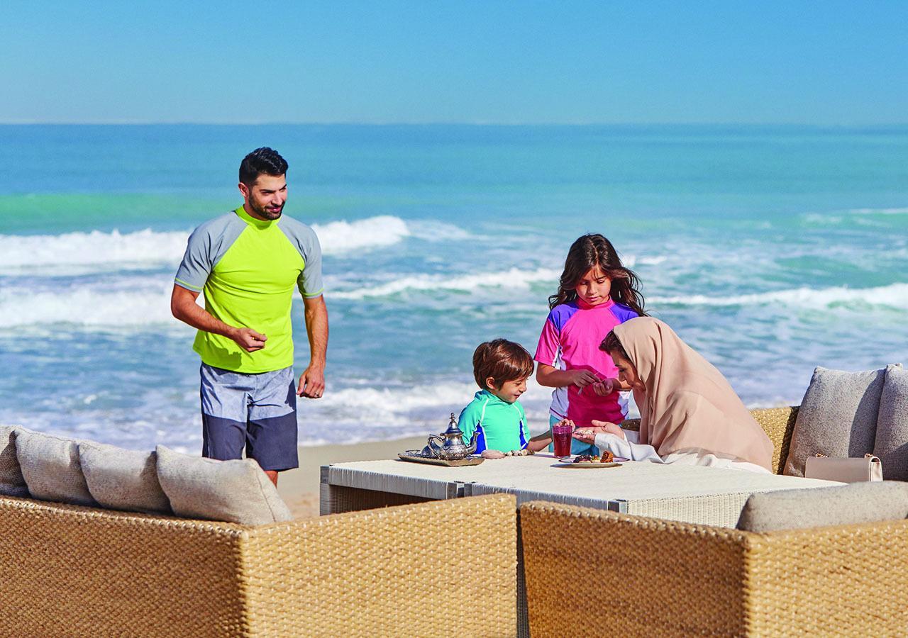 Jumeirah Messilah Beach Kuwait Kuwait City Exteriér fotografie Family at the beach