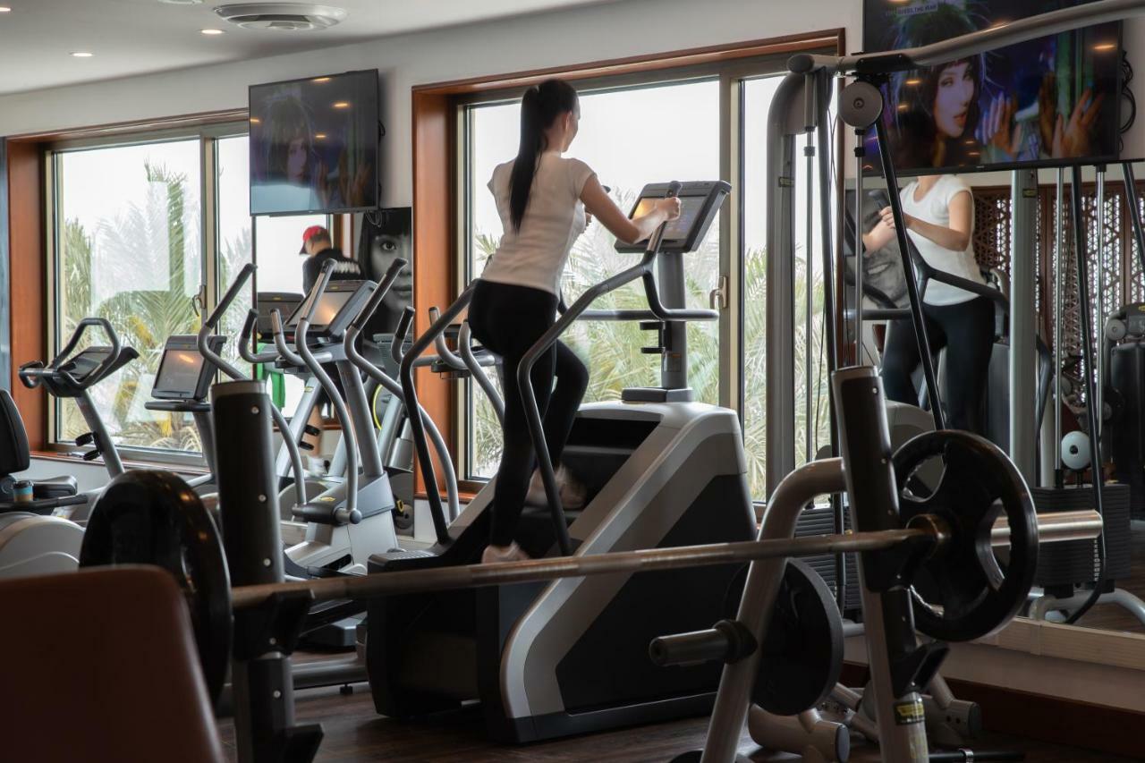 Jumeirah Messilah Beach Kuwait Kuwait City Exteriér fotografie A woman on a cross trainer